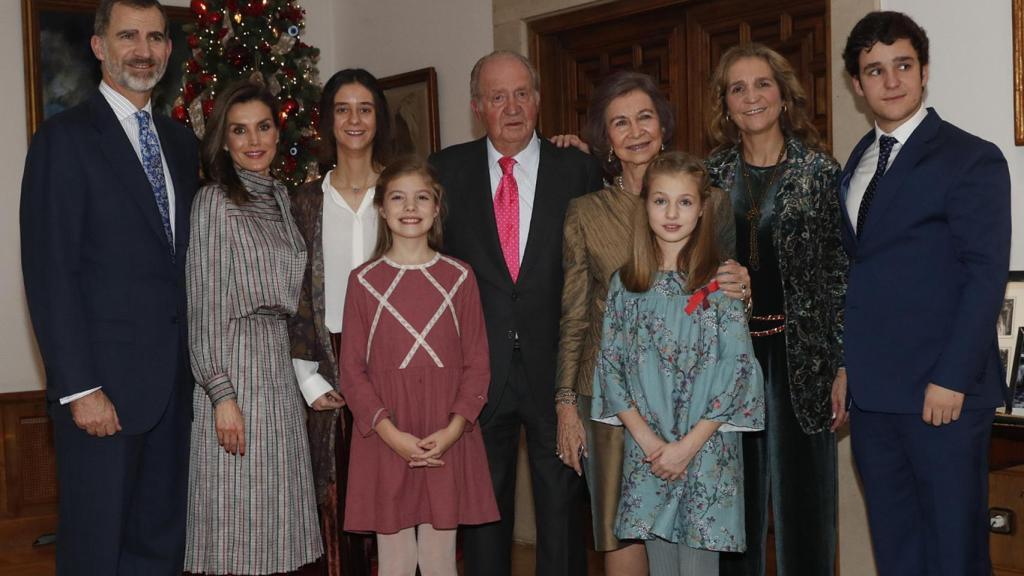 Los Eméritos junto a Felipe VI, Letizia, Elena y parte de sus nietos, en 2018.
