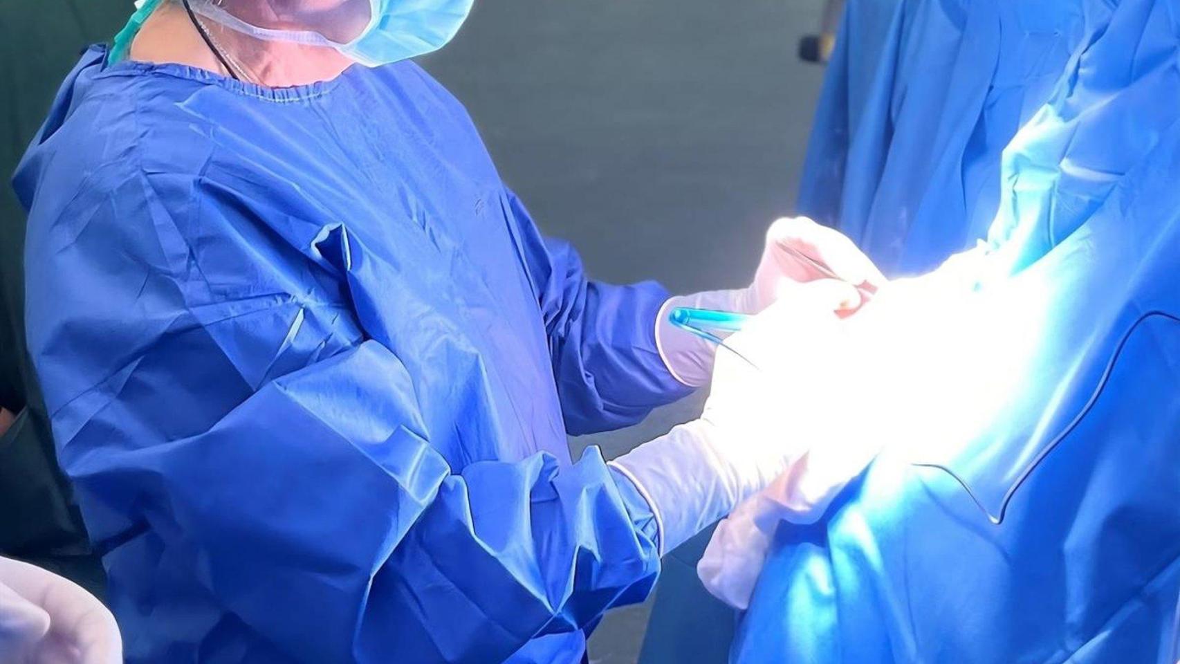 El doctor Benjamín López durante la intervención.