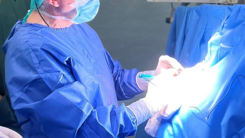 El doctor Benjamín López durante la intervención.