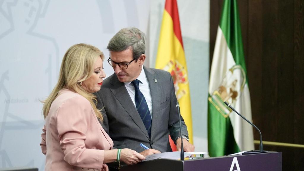 La consejera de Economía, Hacienda, Fondos Europeos y Diálogo Social de la Junta de Andalucía y portavoz del Gobierno, Carolina España, junto al consejero de Industria, Energía y Minas de la Junta de Andalucía, Jorge Paradela, al inicio de la rueda de prensa posterior al Consejo de Gobierno andaluz.