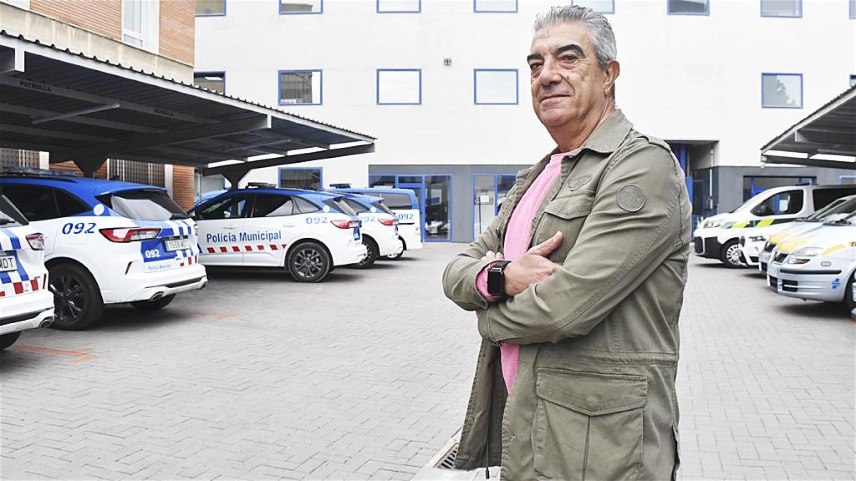 Jesús Aragón Verdugo posando en la comisaría de la Policía Municipal de la Avenida de Burgos