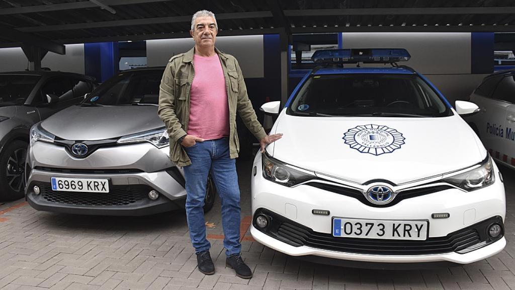 Jesús junto a un coche de la Policía Municipal