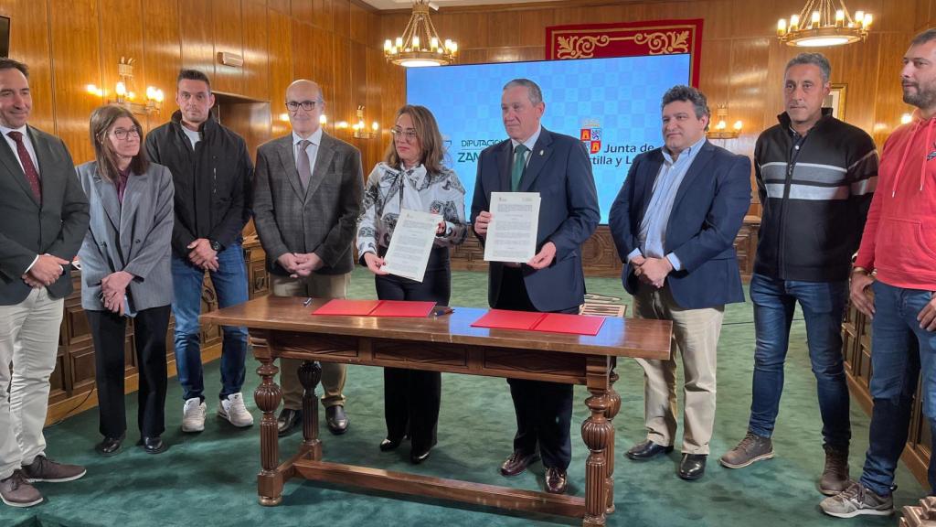 La consejera de Agricultura, Ganadería y Desarrollo Rural, María González, y el presidente de la Diputación de Zamora, Javier Faúndez, durante la firma