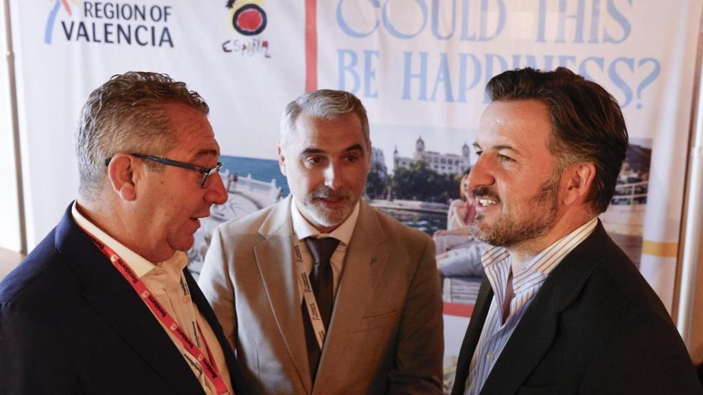 En la imagen el presidente del Patronato Costa Blanca, Toni Pérez, el secretario autonómico de Turismo, José Manuel Camarero, y el alcalde de Elche, Pablo Ruz (izqda a dcha), durante el desayuno.
