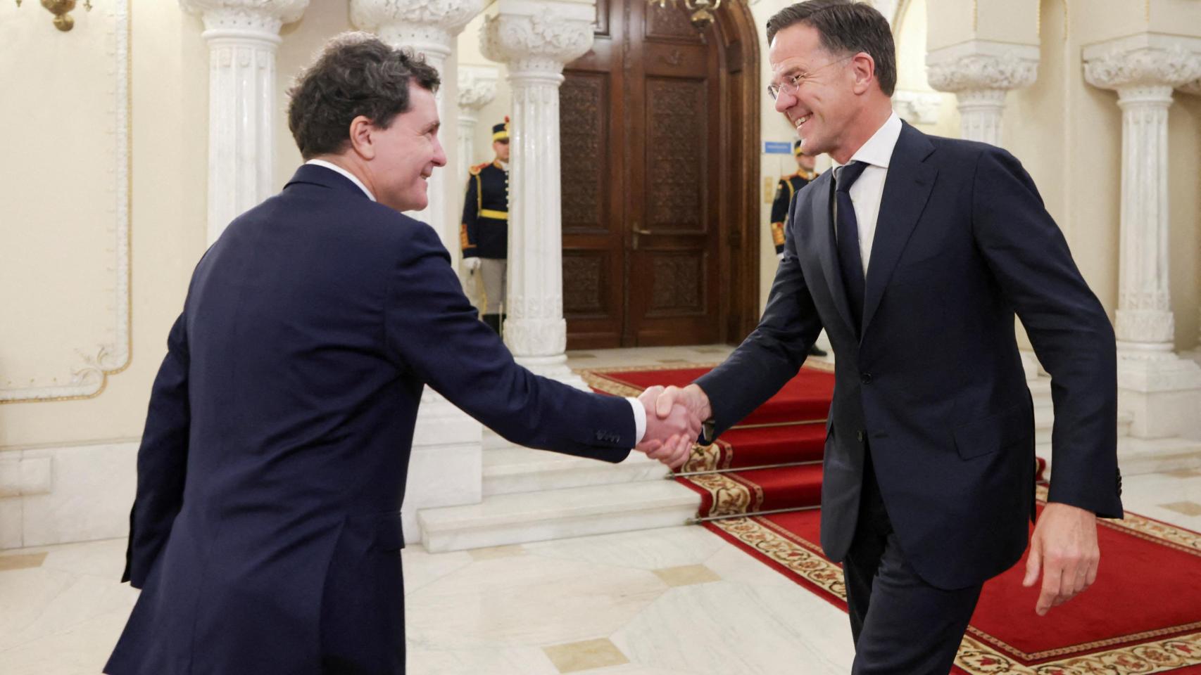 El jefe de la OTAN, Mark Rutte, y el presidente de Rumanía, Nicosur Dan, durante su reunión de este miércoles en Bucarest