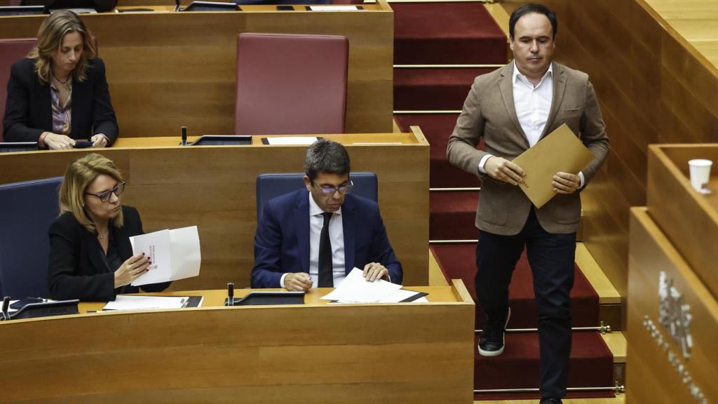 Juanfran Pérez Llorca junto a Carlos Mazón en Les Corts. Europa Press / Rober Solsona