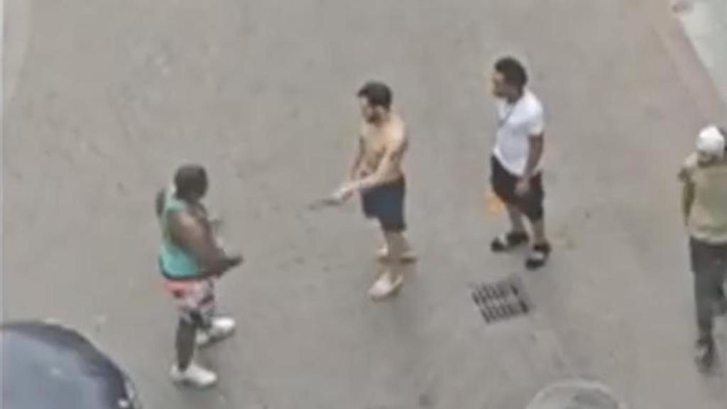 Los okupas del centro de Alcorcón en medio de una pelea.