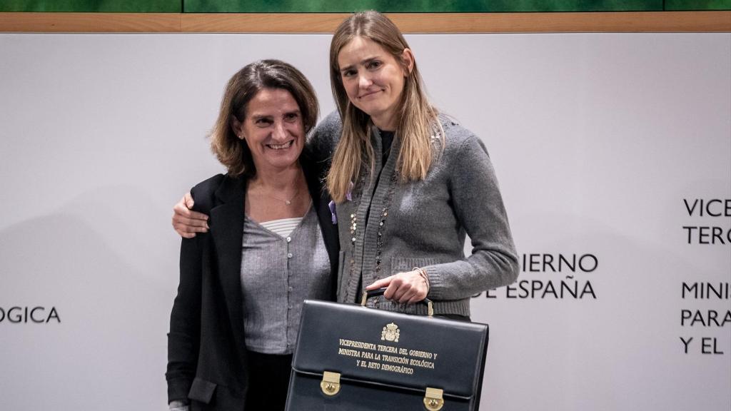 Teresa Ribera quando entregou a pasta do ministério a Sara Aagesen em novembro de 2024. E.P.