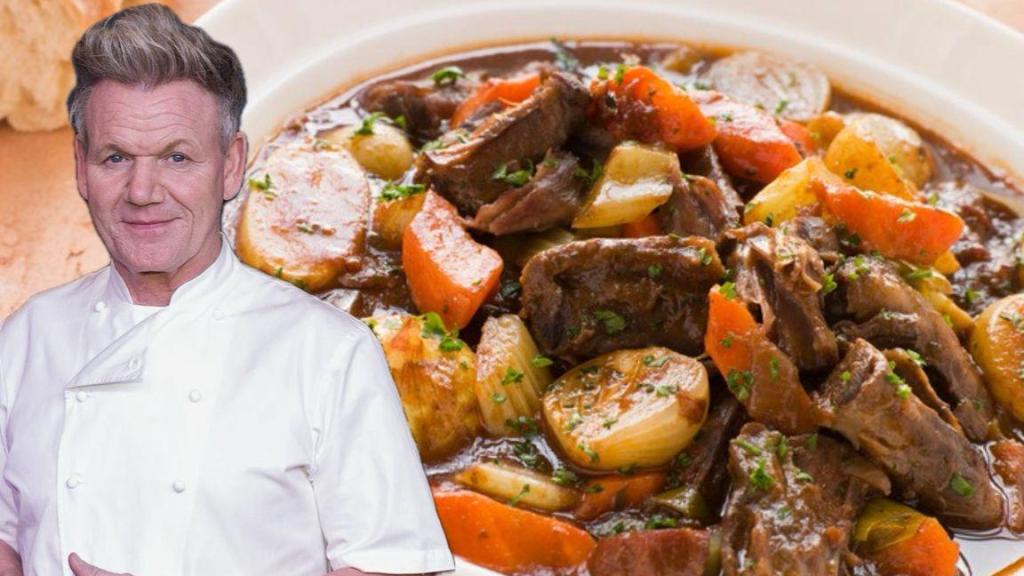 El chef Gordon Ramsay junto a un guiso.