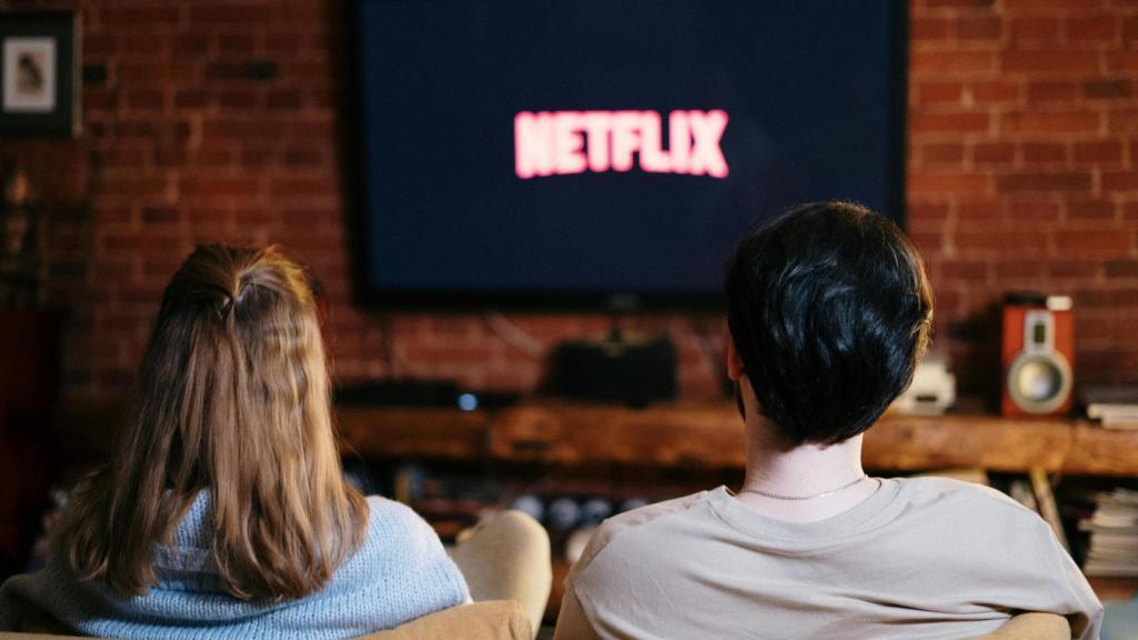 Dos usuarios viendo Netflix. Foto: Cottonbro Studio / Pexels
