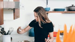Imagen de archivo de una chica cocinando.