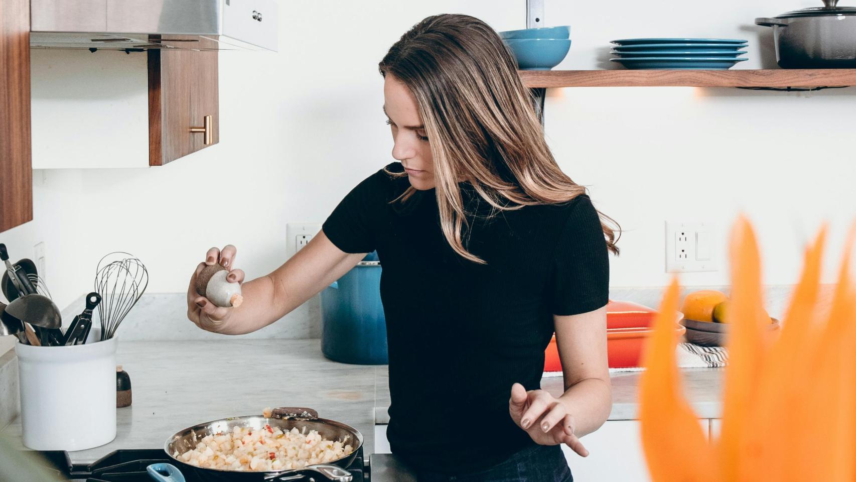 Imagen de archivo de una chica cocinando.