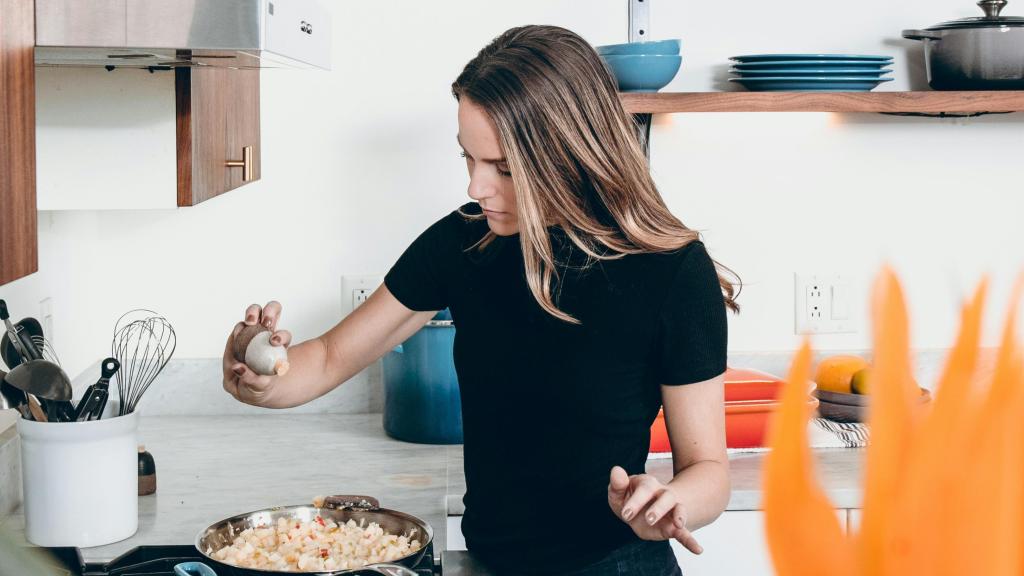 Imagen de archivo de una chica cocinando.