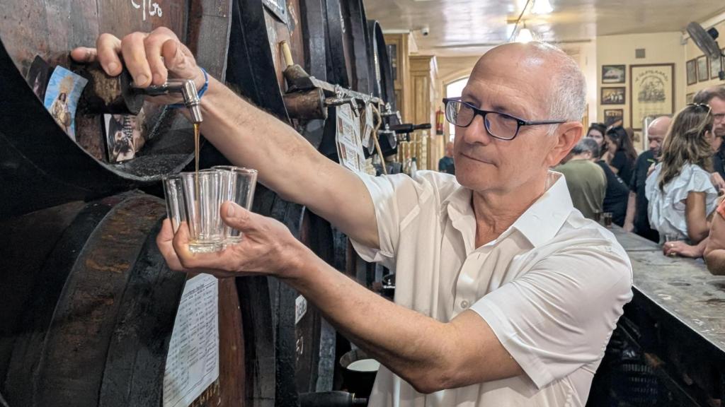 Antonio sirviendo unos vinos.