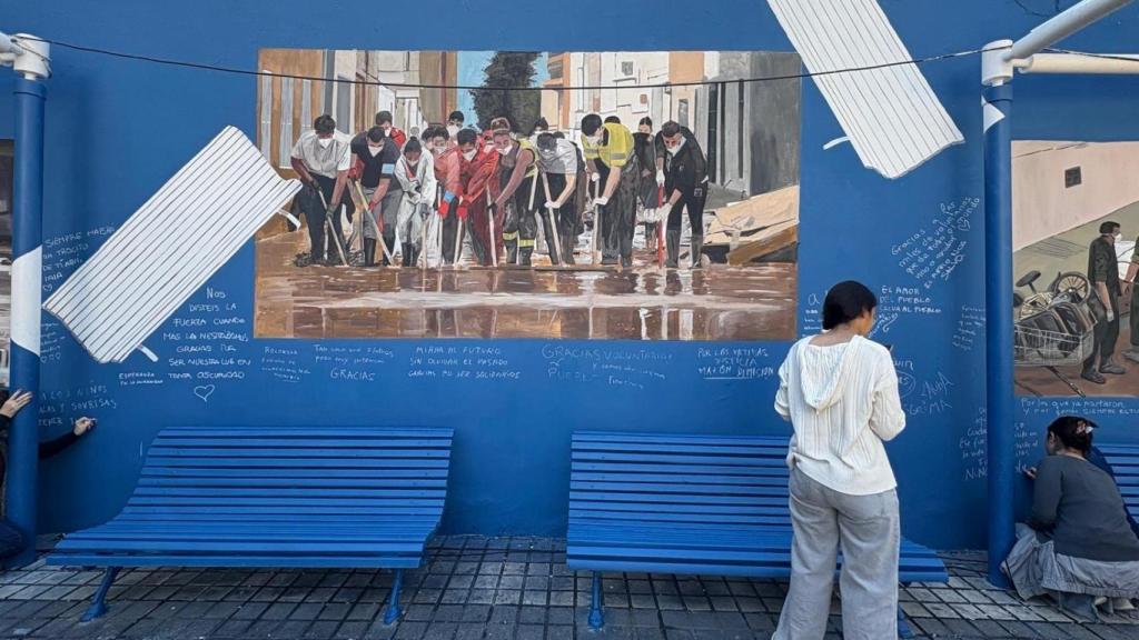 El artista valenciano Escif homenajea a los voluntarios de la dana en un mural en Benetússer (Valencia). Europa Press