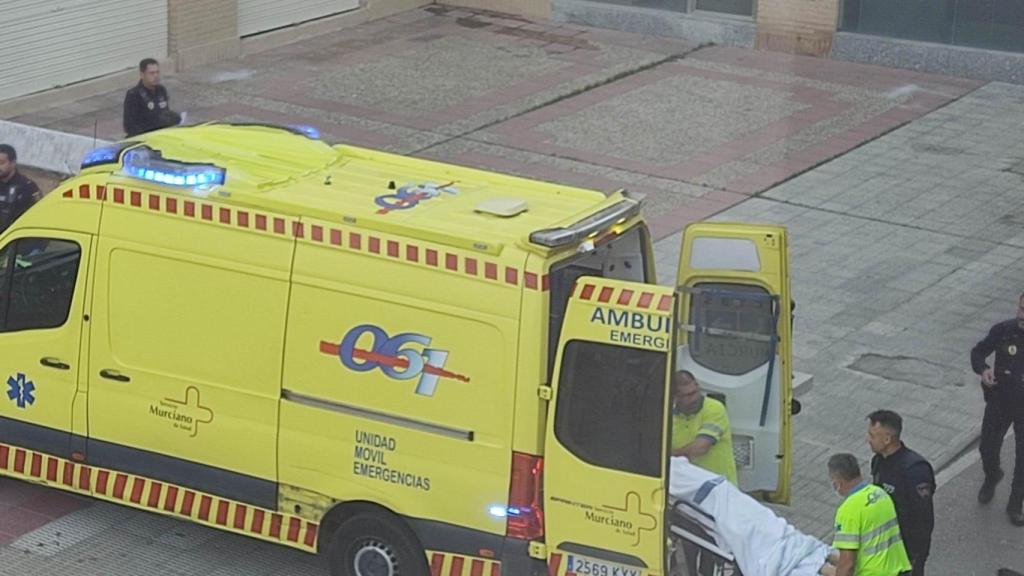 Personal sanitario metiendo en una camilla a Macarena dentro de una ambulancia.