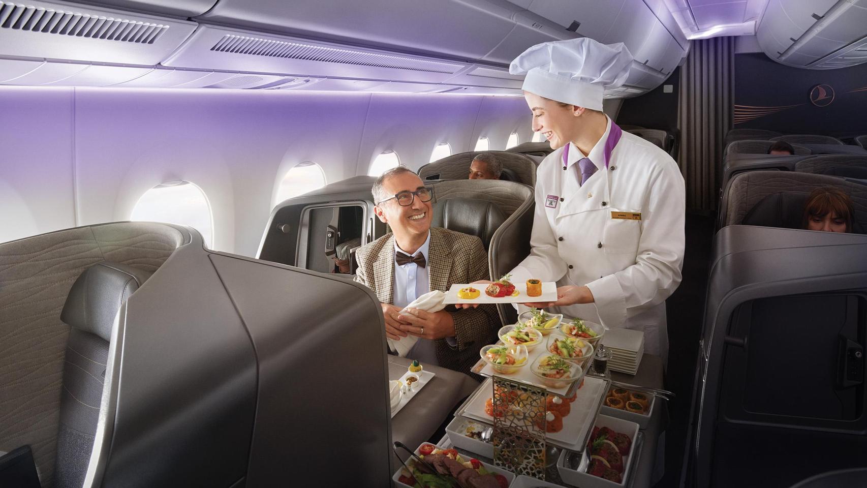 Imagen de uno de los chefs que cocinan en pleno vuelo para los pasajeros VIP.