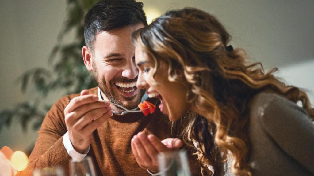 Un hombre da de comer a su pareja.