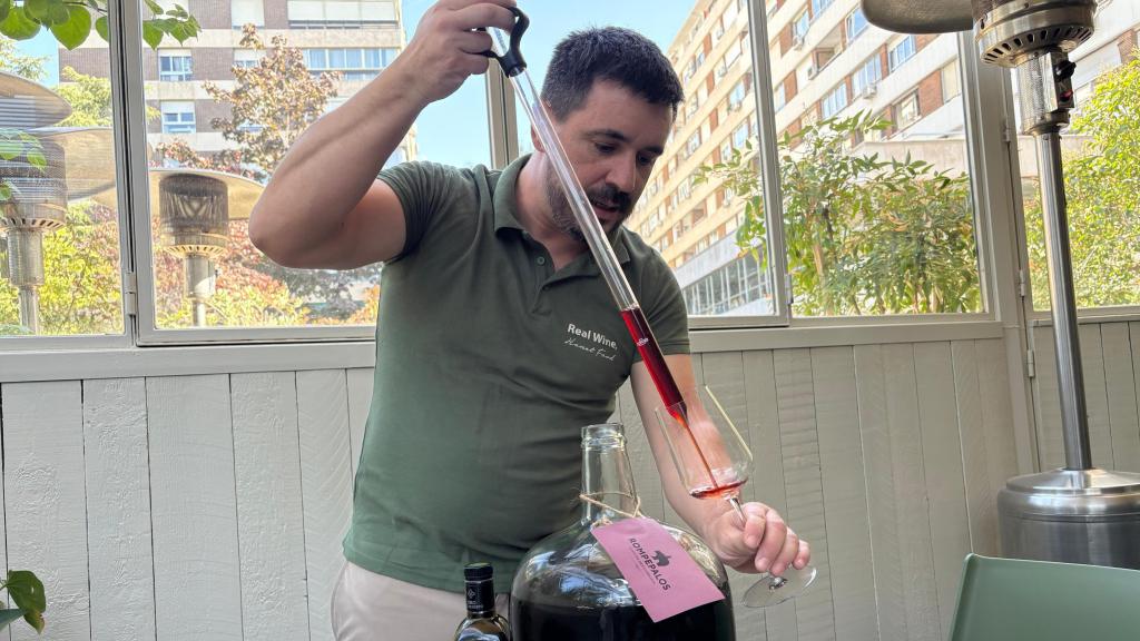 El sumiller Ángel sirviendo el vino rancio madrileño, Rompepalos, de la bodega Bernabeleva de San Martín de Valdeiglesias.