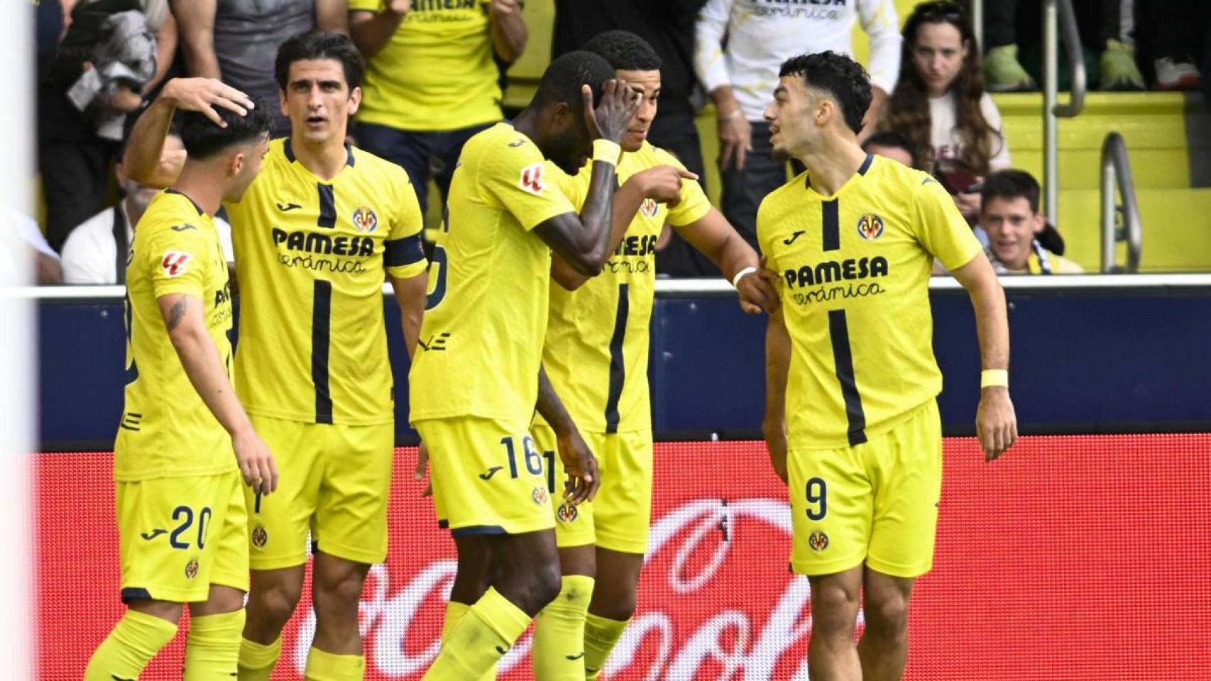Los jugadores del Villarreal celebran un gol.