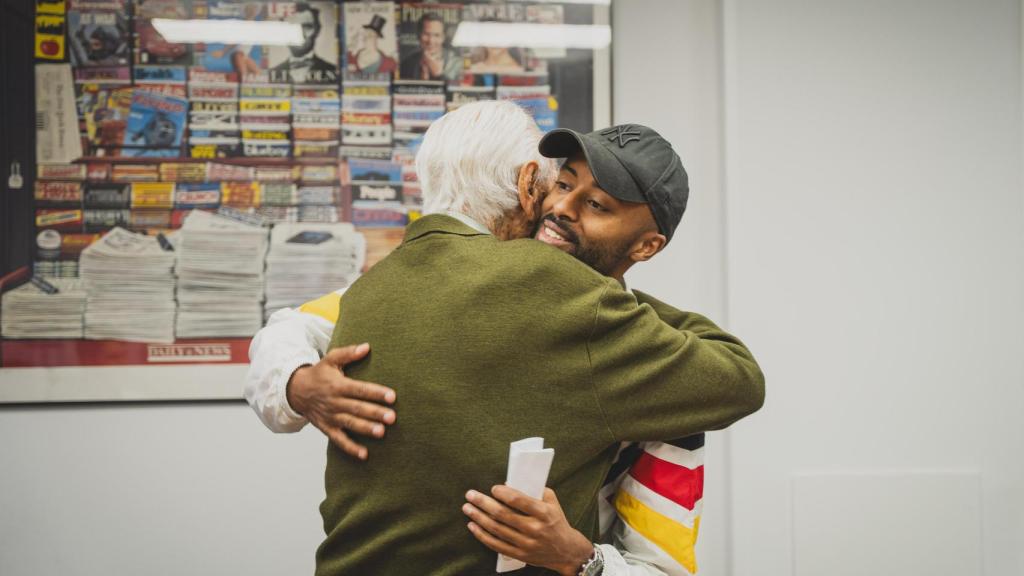 Antonio Sabugueiro besa a Tariku Novales