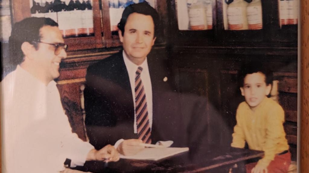 Alejandro, con su padre y su abuelo.