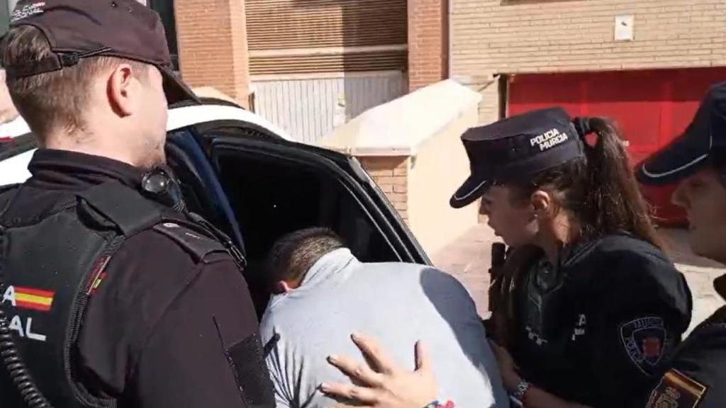 Pedro, el presunto parricida de los apartamentos turísticos del Barrio de Santa María de Gracia de Murcia, este miércoles, custodiado por agentes de la Policía Local y de la Policía Nacional.
