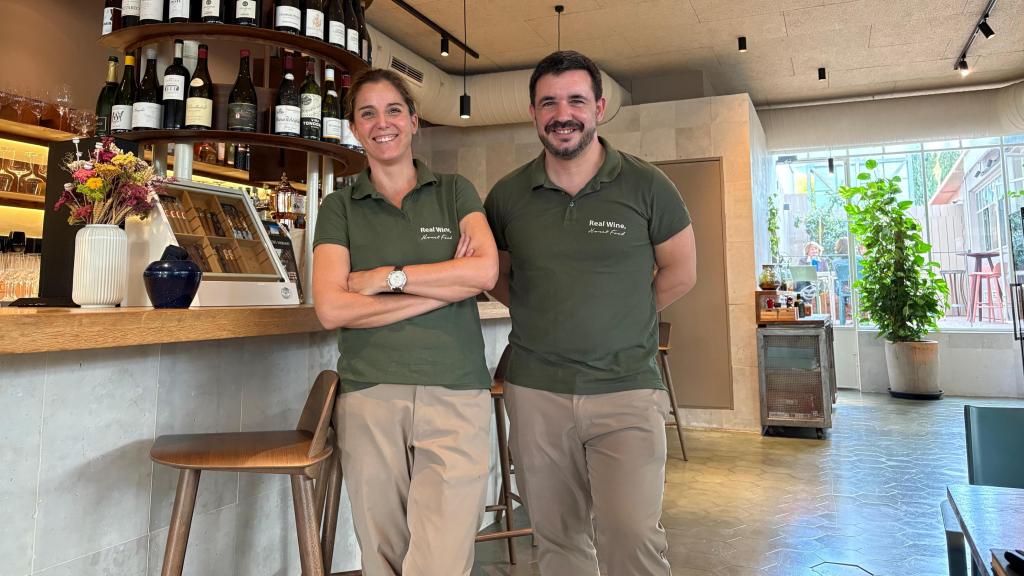 Ángel Ruiz de Pablos y Olivia Herrera en la barra de su restaurante Sa Vida.