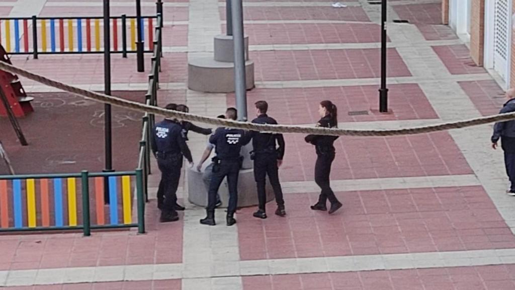 Unos policías locales y policías nacionales, este miércoles, conversando con Pedro hasta lograr su confesión.