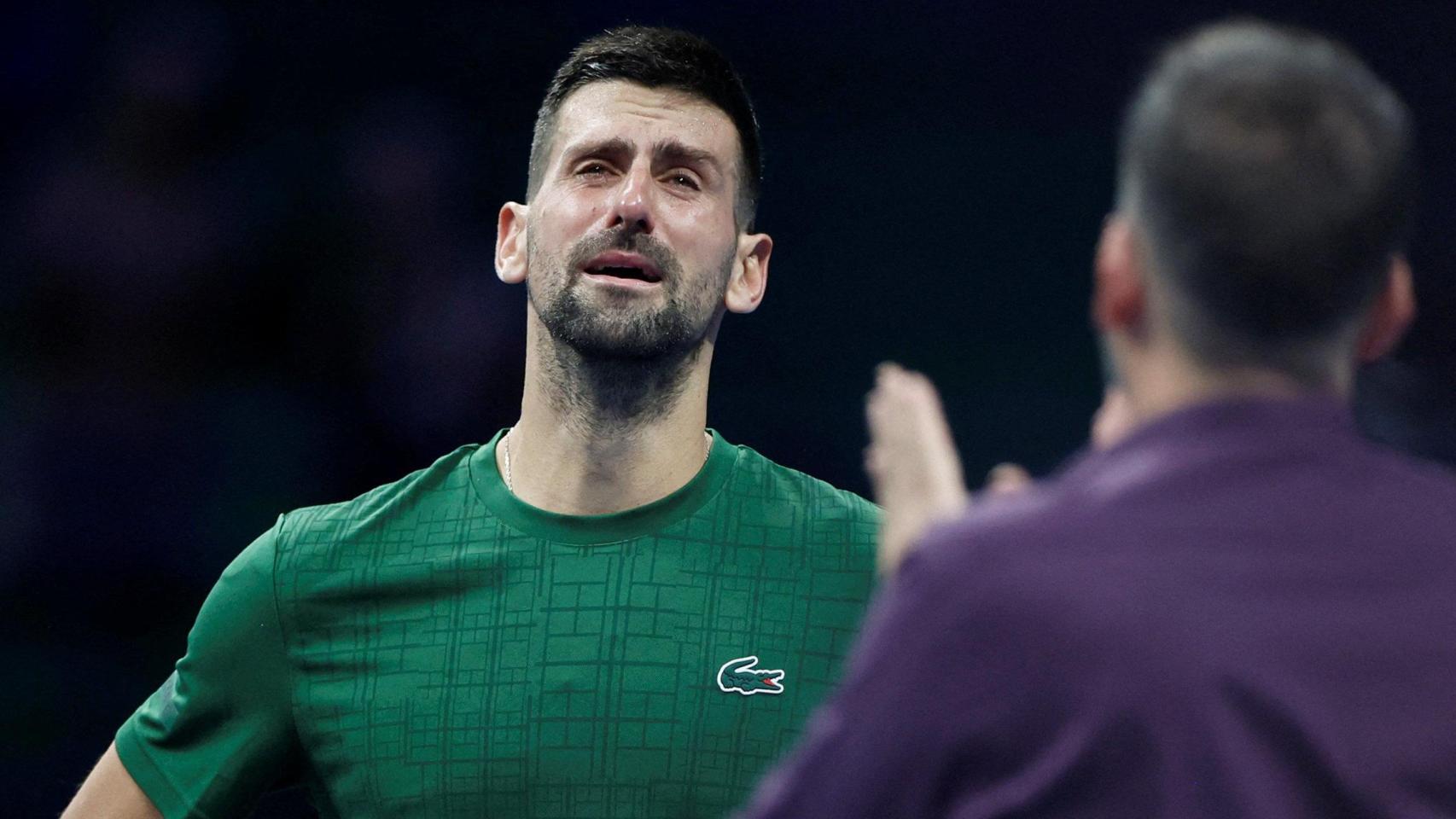 El serbio Novak Djokovic reacciona durante un homenaje a su exentrenador Nikola Pilic tras ganar su partido de octavos de final contra el chileno Alejandro Tabilo