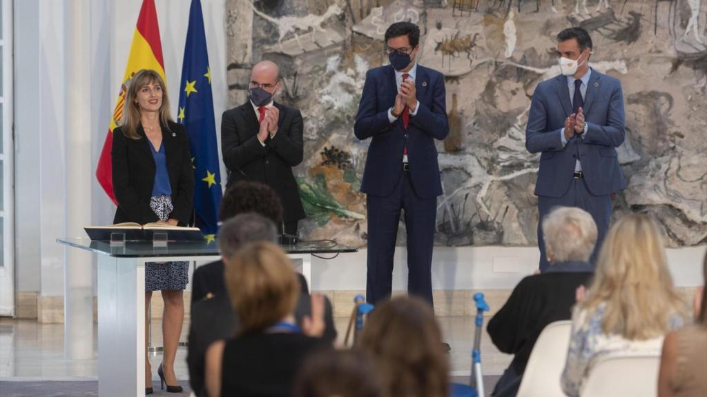 La nueva directora del Departamento de Coordinación Técnica y Jurídica de la Presidencia del Gobierno, Judit Alexandra González Pedraz (imputada); el secretario general de la Presidencia del Gobierno, Francisco Martín Aguirre (imputado); el nuevo jefe de Gabinete de la Presidencia, Óscar López Águeda, y el presidente del Gobierno, Pedro Sánchez, en el acto de toma de posesión de altos cargos del Ministerio de la Presidencia.