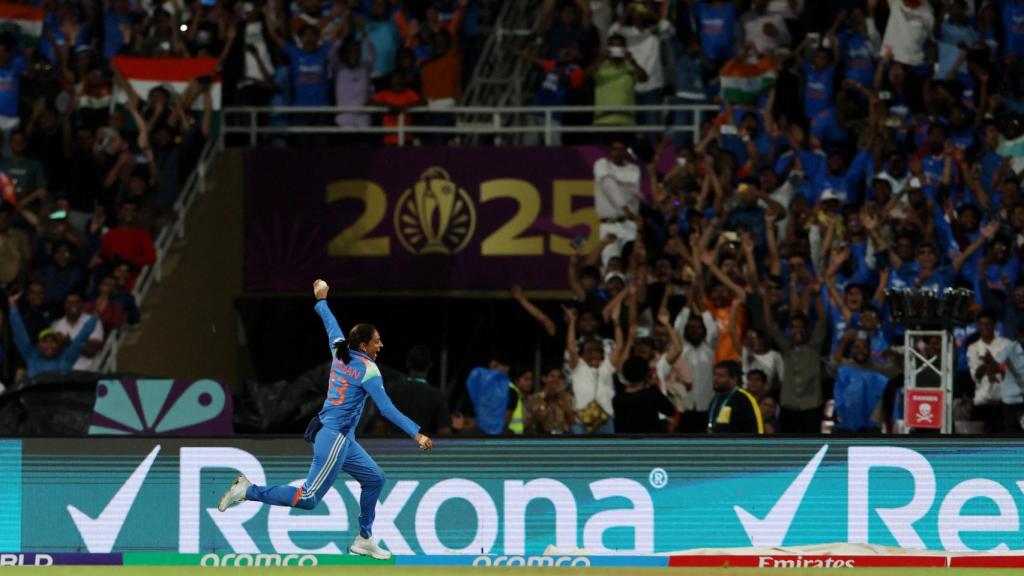 Harmanpreet Kaur , de India , celebra tras ganar la Copa Mundial Femenina de la ICC.