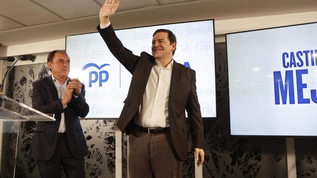 El presidente del PP de Castilla y León, Alfonso Fernández Mañueco, junto al presidente del PP de Soria, Benito Serrano