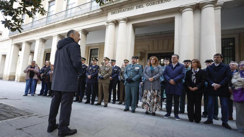Minuto de silencio por la muerte de Eugenia frente a la delegación del Gobierno
