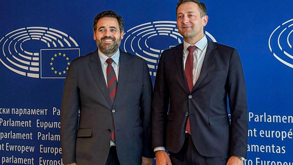 Paco Núñez junto al comisario europeo de Agricultura, Christoph Hansen.