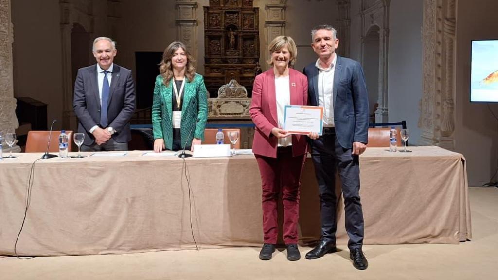 Paloma Ibarra, directora del Observatorio de Sostenibilidad, y Rafael Pagan, vicerrector de Infraestructura y Sostenibilidad, recogiendo el Diploma de Reconocimiento 2024