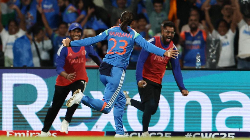 Harmanpreet Kaur , de India , celebra tras ganar la Copa Mundial Femenina de la ICC.