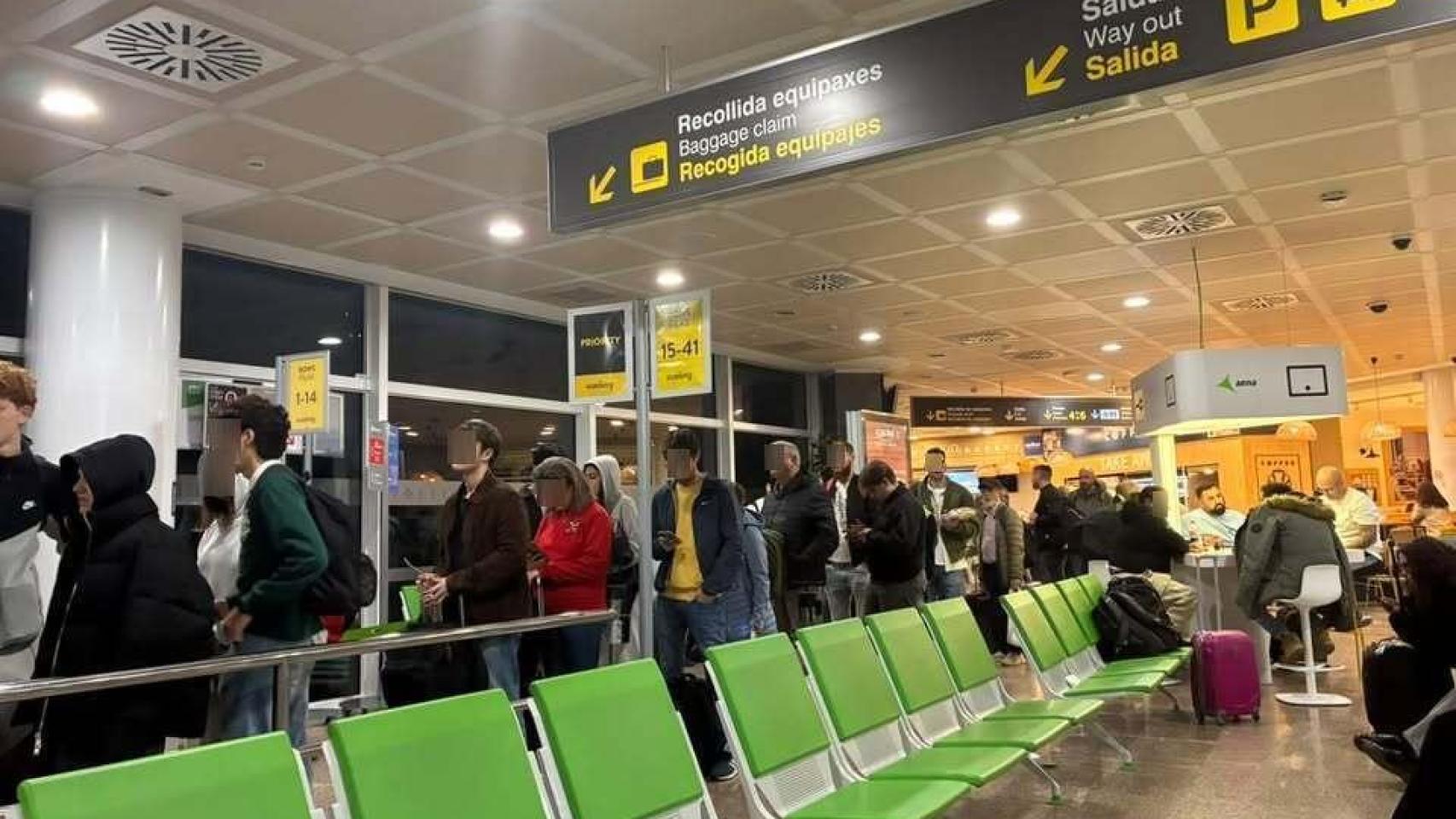Gente esperando en el aeropuerto de A Coruña