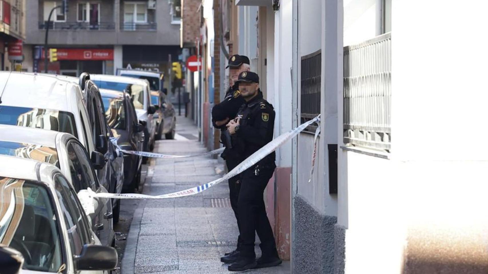 Agentes de la Policía Nacional custodiando el portal donde ocurrió el asesinato de Eugenia en Zaragoza