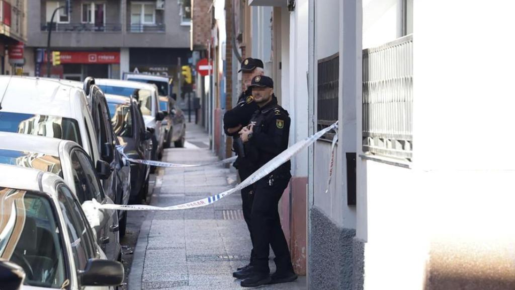 Agentes de la Policía Nacional custodiando el portal donde ocurrió el asesinato de Eugenia en Zaragoza