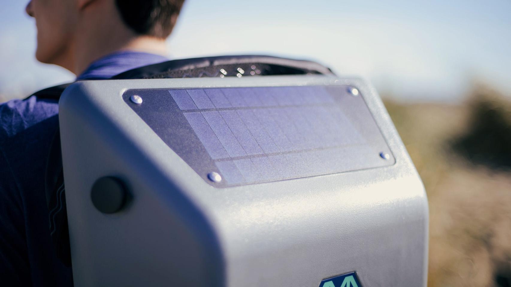 Mochila con panel solar.