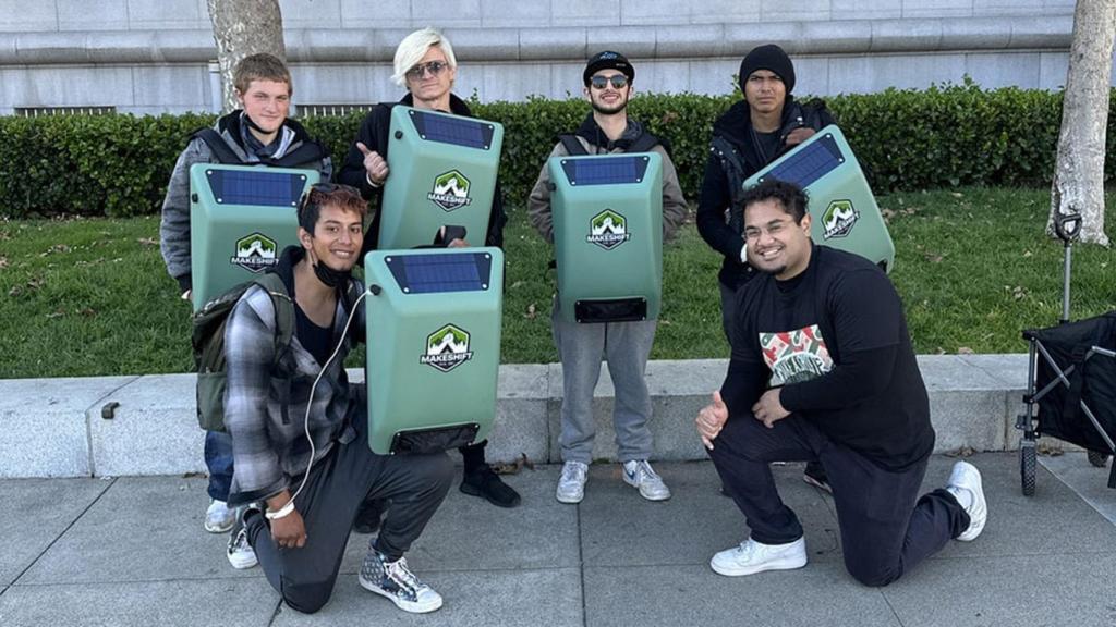 Personas que han recibido su mochila.