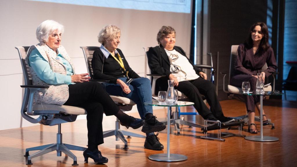 Las tres protagonistas de la primera mesa redonda de la jornada, junto a su moderadora.