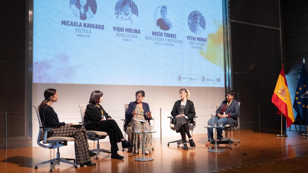 De izquierda a derecha, Micaela Navarro, Viqui Molina, Rocío Torres y Petri Monge, integrantes del segundo coloquio de la cita.