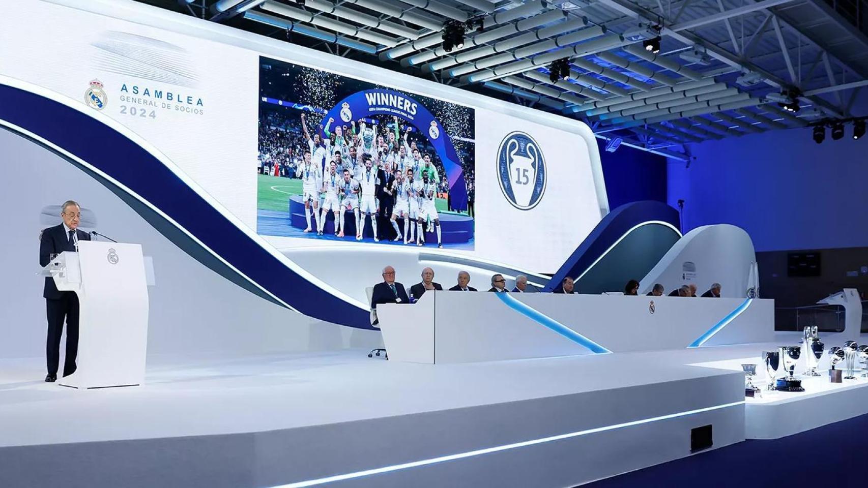 Florentino Pérez habla durante una asamblea del Real Madrid.