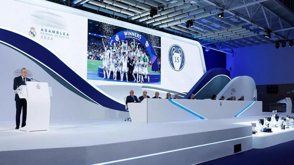 Florentino Pérez habla durante una asamblea del Real Madrid.