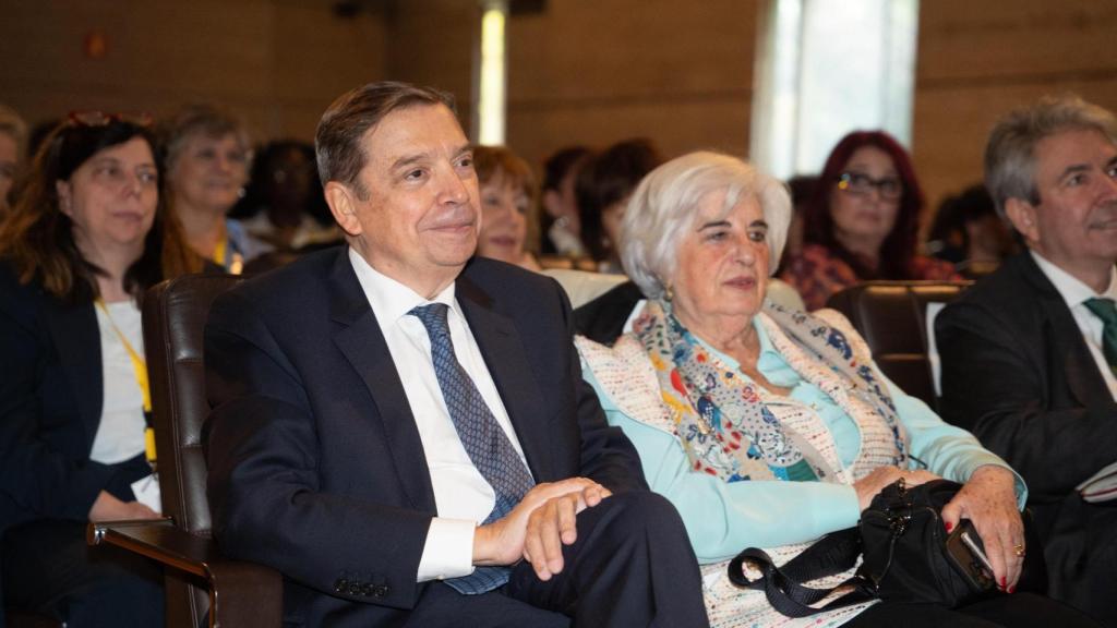 El ministro de Agricultura, Pesca y Alimentación, escuchándolas antes de subir al escenario a concluir la jornada.