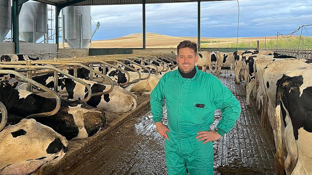 El ganadero David con sus vacas en Flores de Ávila