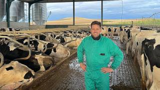 El ganadero David con sus vacas en Flores de Ávila