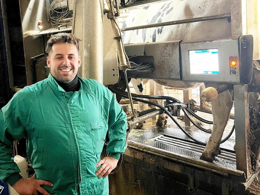 David en su explotación abulense con sus vacas